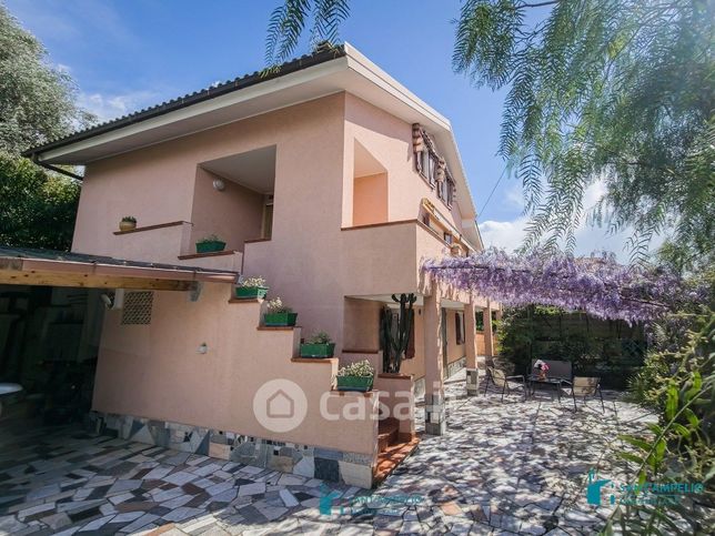 Casa indipendente in residenziale in 