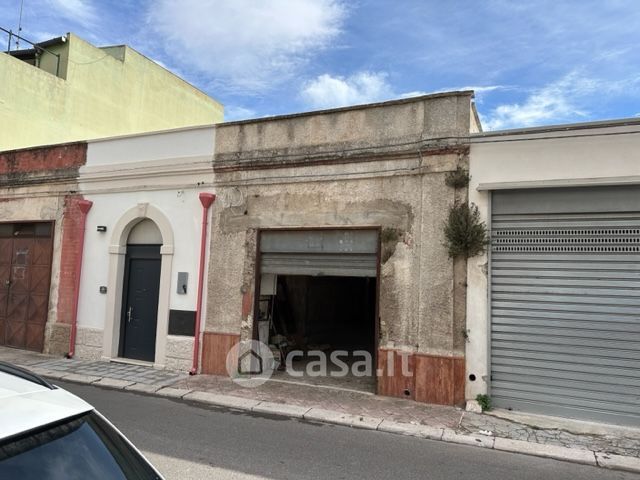 Box/posto auto in residenziale in Via della Pace 28