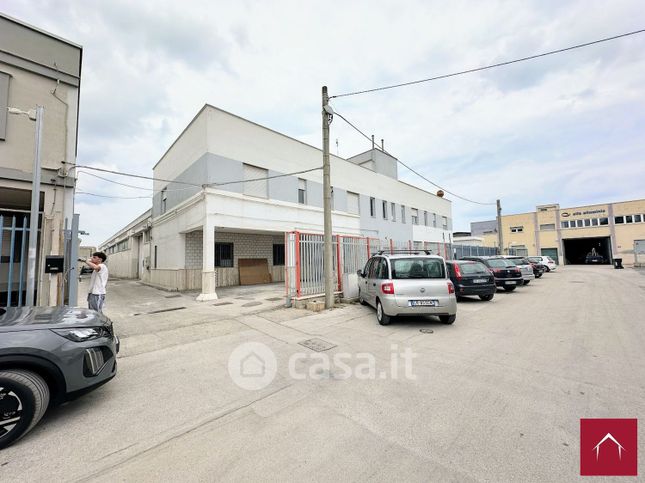 Capannone in commerciale in Via Salisburgo 9