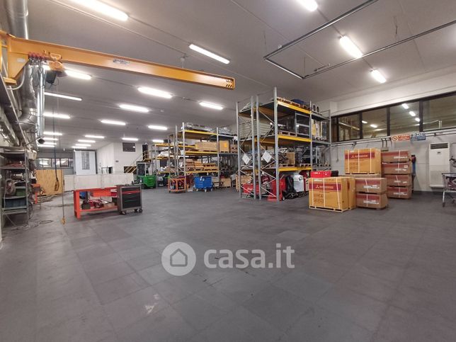 Capannone in commerciale in 
