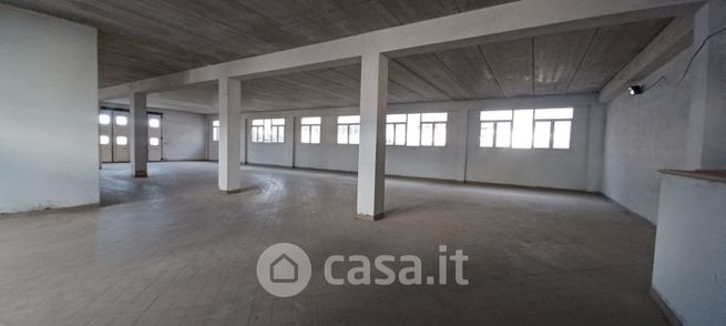 Capannone in commerciale in 