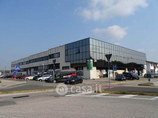 Ufficio in commerciale in Viale del Lavoro 22