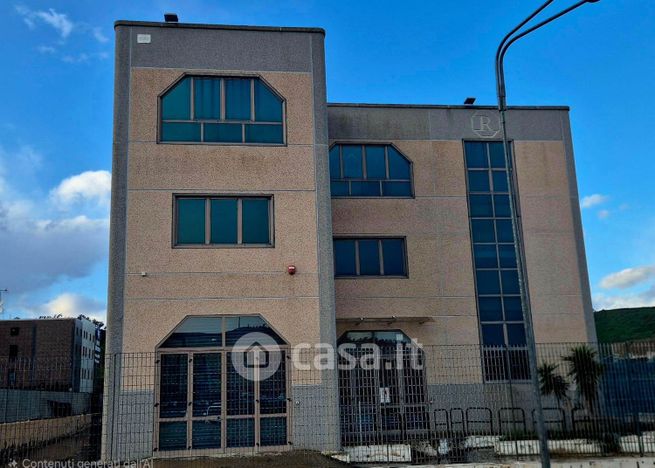 Capannone in commerciale in 