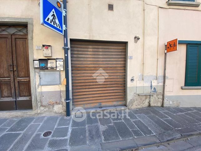 Capannone in commerciale in Via Francesco Petrarca 81