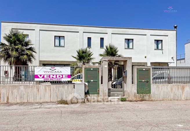Capannone in commerciale in Via Noci