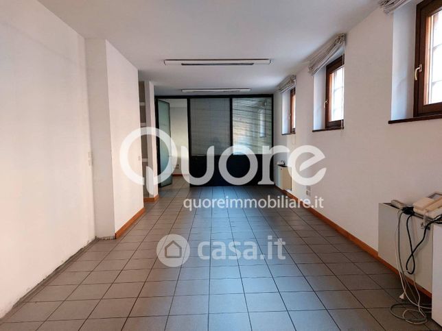 Ufficio in commerciale in Via Ippolito Nievo