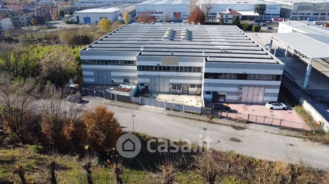 Capannone in commerciale in Via Nuova Valassina