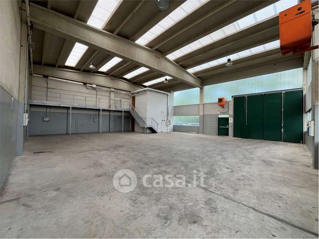 Capannone in commerciale in 