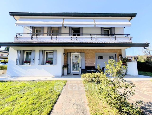 Villa in residenziale in Viale Giovanni XXIII 1