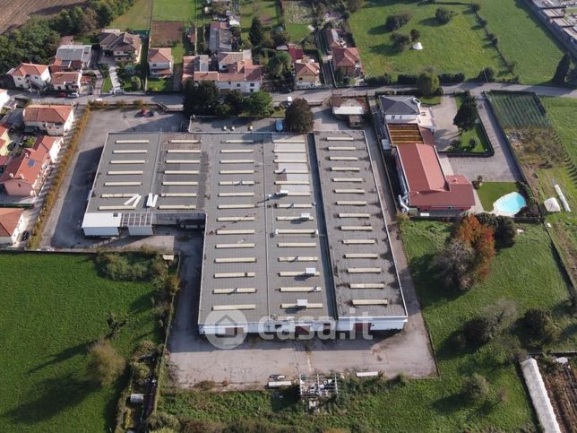 Capannone in commerciale in Via IV Novembre
