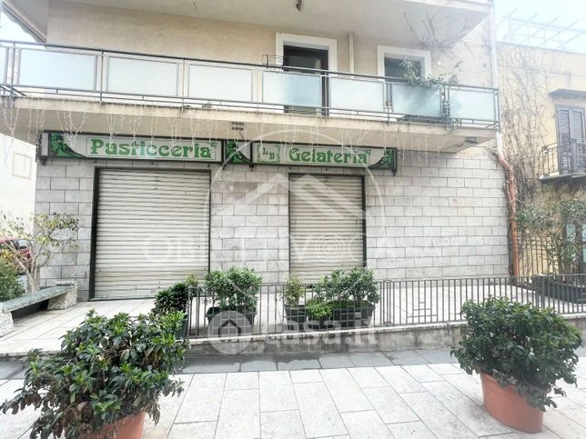 Negozio/locale commerciale in commerciale in Via Roma 18