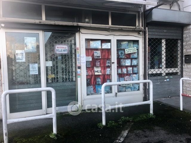 Negozio/locale commerciale in commerciale in Via Anguillarese 16