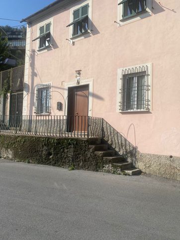 Casa bi/trifamiliare in residenziale in Via Sessarego 10