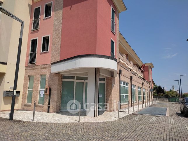 Negozio/locale commerciale in commerciale in Via Tergola 1