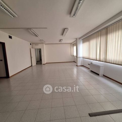 Ufficio in commerciale in 