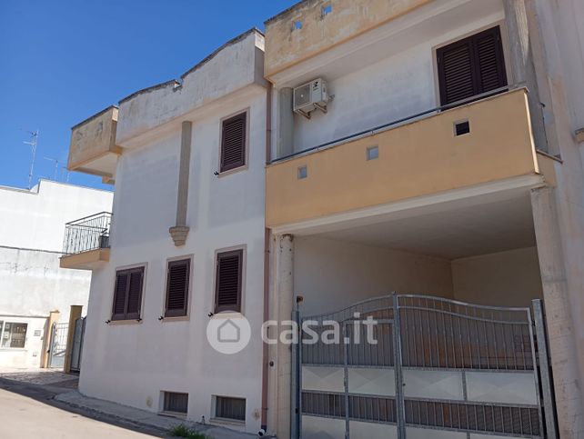 Box/posto auto in residenziale in Via V. Bellini 12