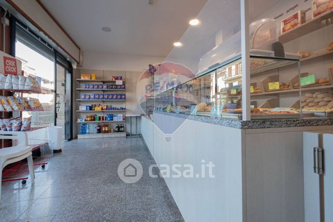 Attività/licenza (con o senza mura) in commerciale in Via Isonzo 30 -18