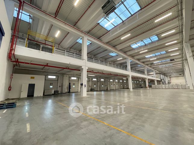 Capannone in commerciale in Via Lino Lovo 10