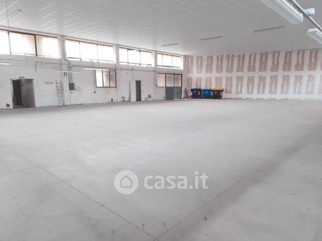 Capannone in commerciale in 