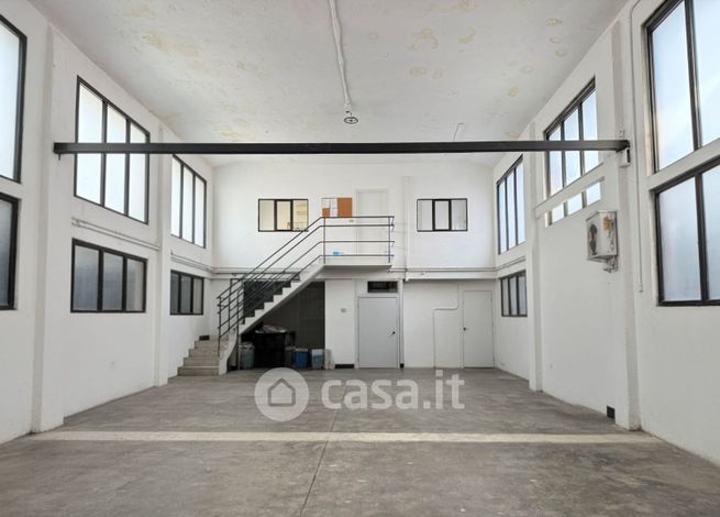 Capannone in commerciale in Via Privata Oslavia 17