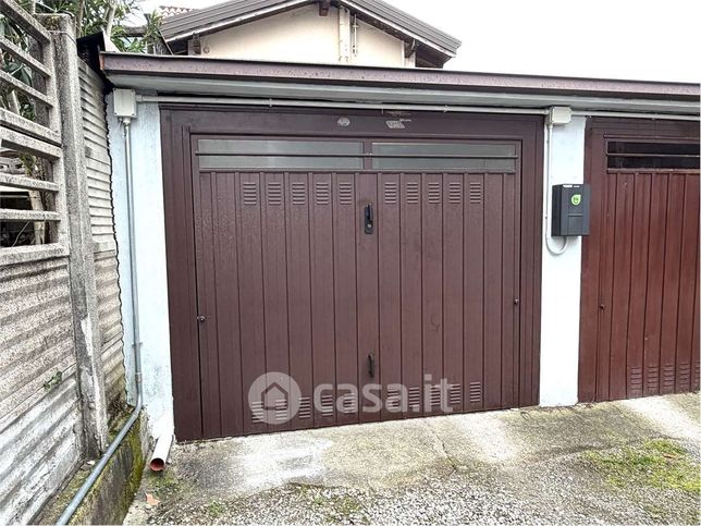 Box/posto auto in residenziale in Viale Lombardia 27