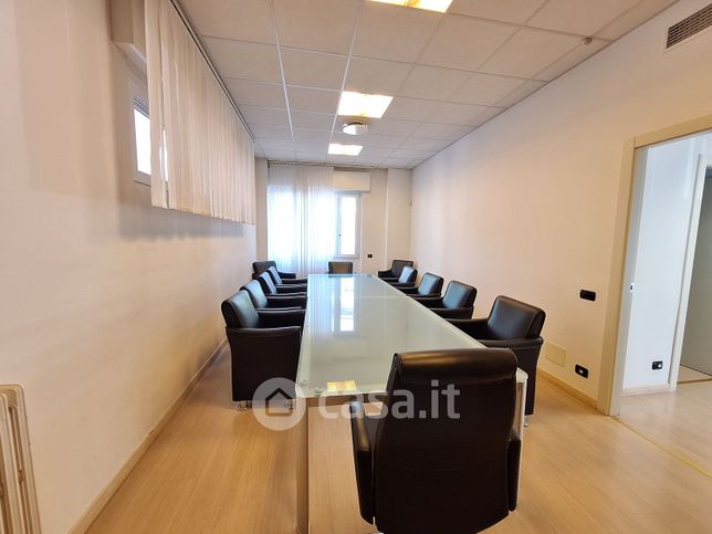 Ufficio in commerciale in Via A. Ronzoni 24