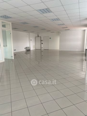 Ufficio in commerciale in Via Internati 1943 39