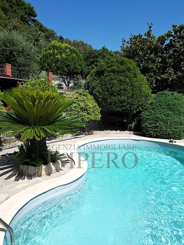 Villa in residenziale in Via delle Ginestre 8