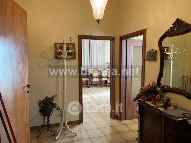 Casa indipendente in residenziale in 