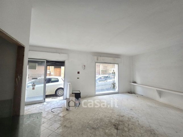 Capannone in commerciale in 