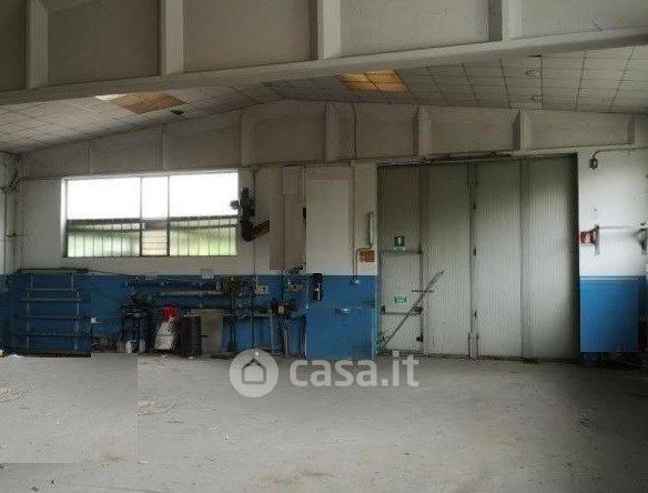 Capannone in commerciale in 