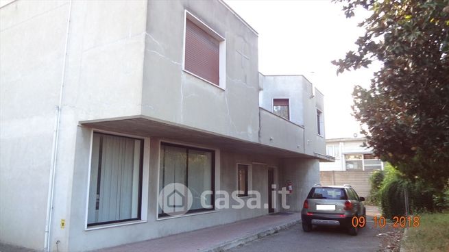 Capannone in commerciale in Via Po