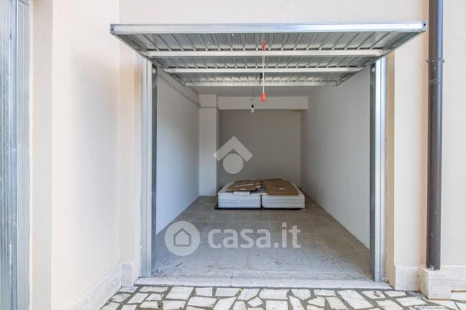 Box/posto auto in residenziale in Via dionigi 14