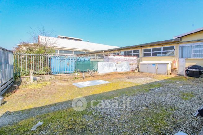 Capannone in commerciale in Via Milano