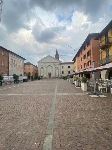 Attività/licenza (con o senza mura) in commerciale in Piazza Sant'Agostino