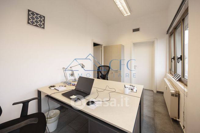 Ufficio in commerciale in Via Agordat 32