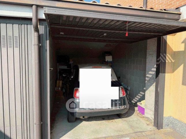 Box/posto auto in residenziale in Via Roma 25