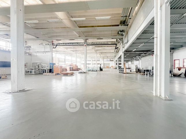 Capannone in commerciale in Via Igino Zambelli 1