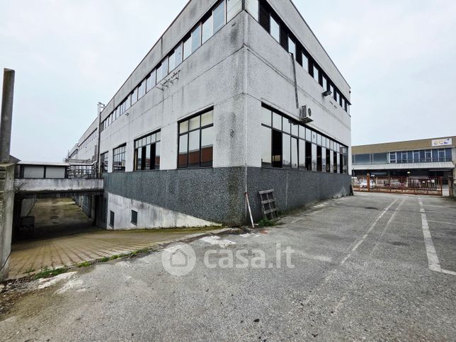 Capannone in commerciale in Via Pescarito 76
