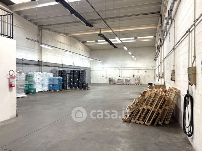 Capannone in commerciale in 