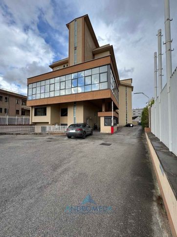 Capannone in commerciale in 