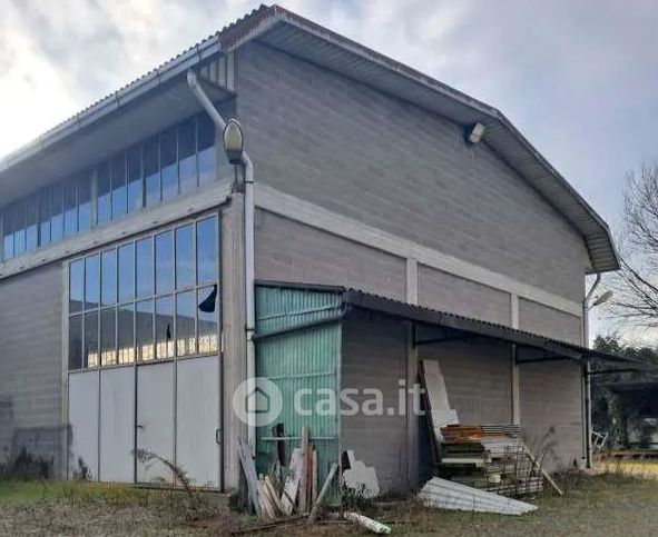 Capannone in commerciale in Via F. Crispi 210
