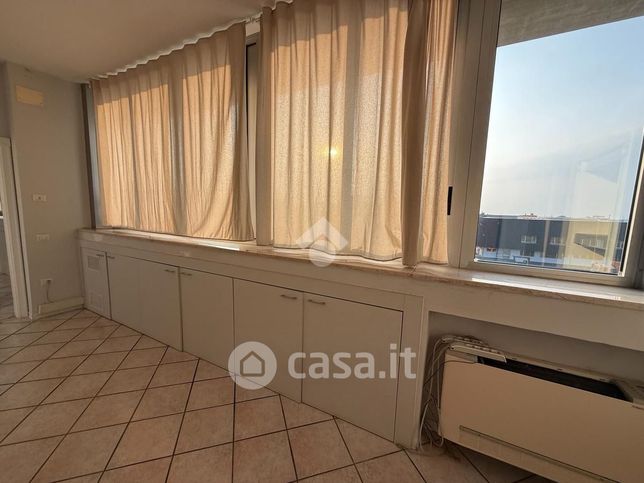 Ufficio in commerciale in Via Anna Kuliscioff 224
