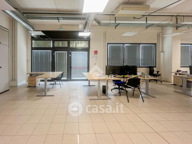 Ufficio in commerciale in Via della Pace 1