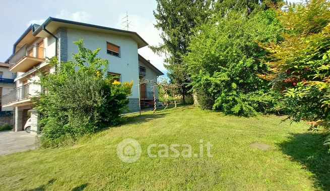 Casa indipendente in residenziale in 