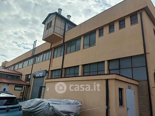 Capannone in commerciale in Via Mura dei Francesi 27