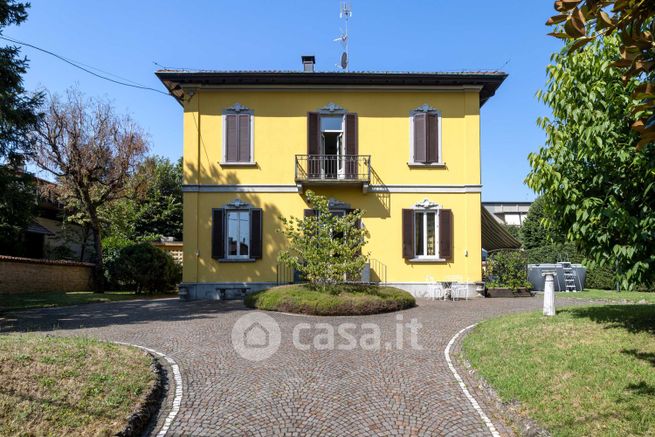 Villa in residenziale in Via Antonio Rezzonico 7