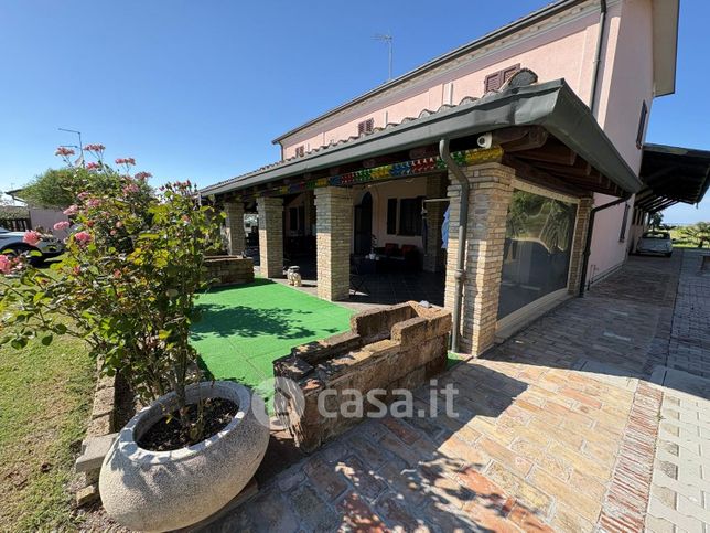 Casa bi/trifamiliare in residenziale in 
