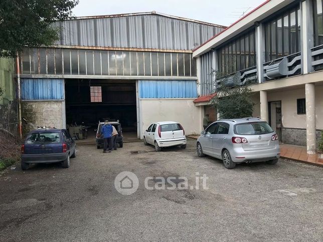 Capannone in commerciale in 