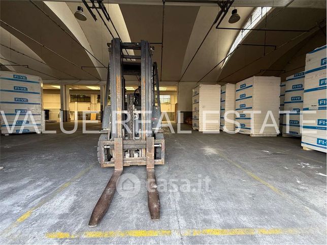 Capannone in commerciale in 